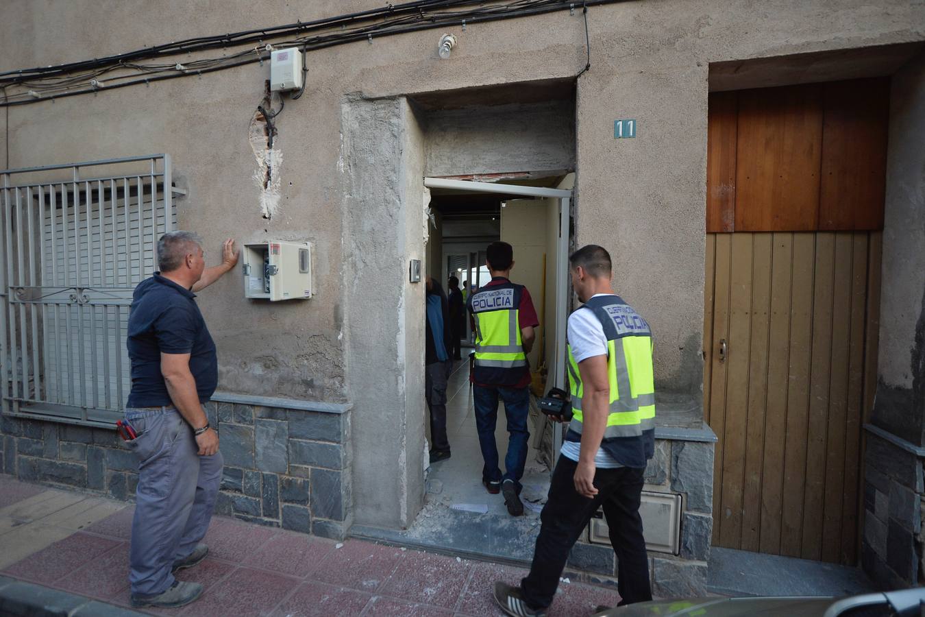 En el registro se detuvo a una persona y se incautaron 20 gramos de hachís, 300 gramos de marihuana, así como útiles para el cultivo de plantas de 'maría'