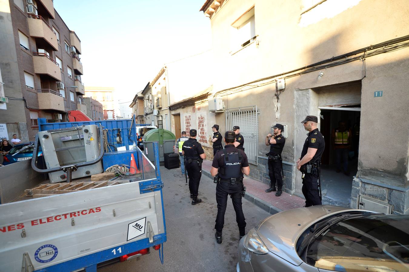 En el registro se detuvo a una persona y se incautaron 20 gramos de hachís, 300 gramos de marihuana, así como útiles para el cultivo de plantas de 'maría'