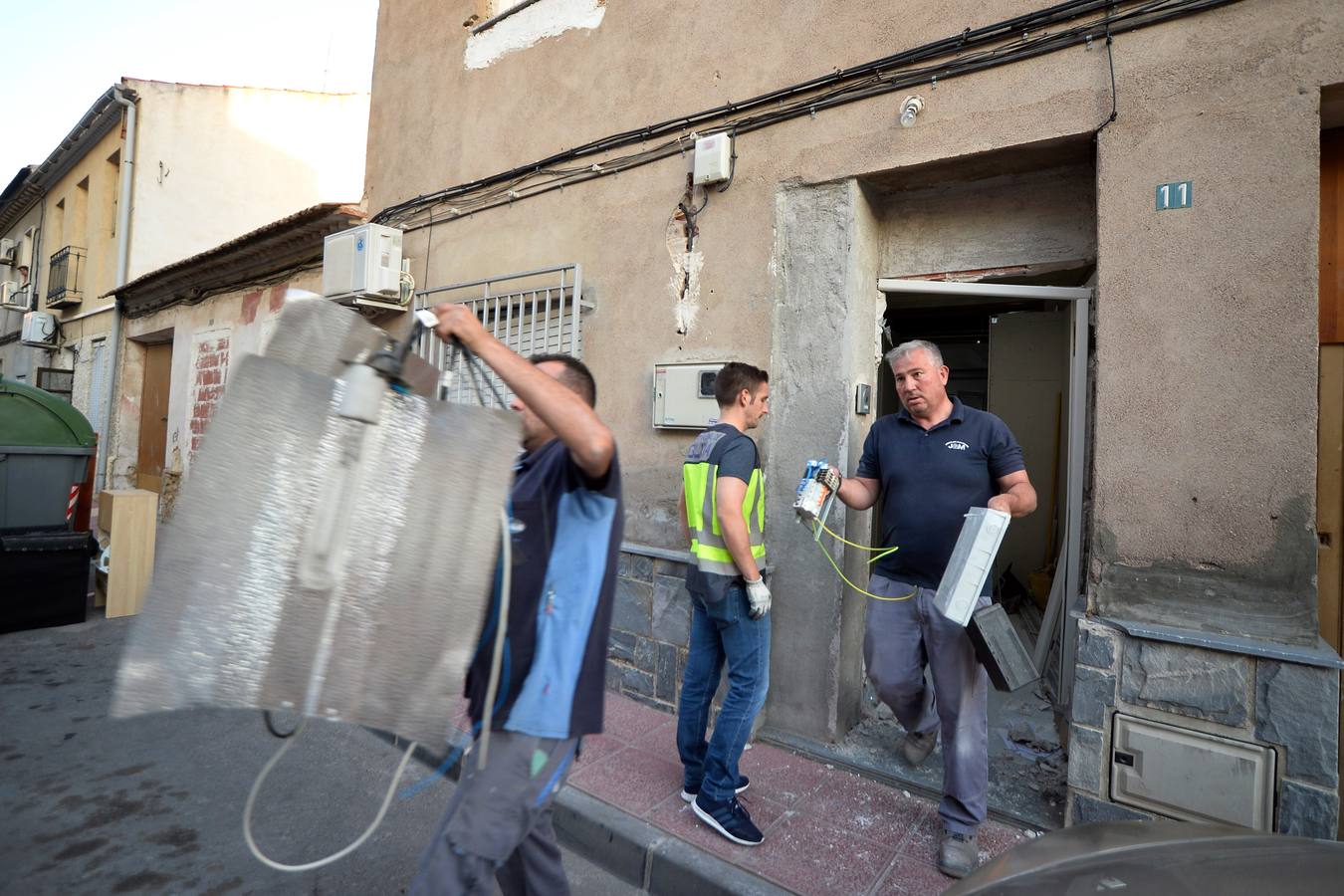 En el registro se detuvo a una persona y se incautaron 20 gramos de hachís, 300 gramos de marihuana, así como útiles para el cultivo de plantas de 'maría'