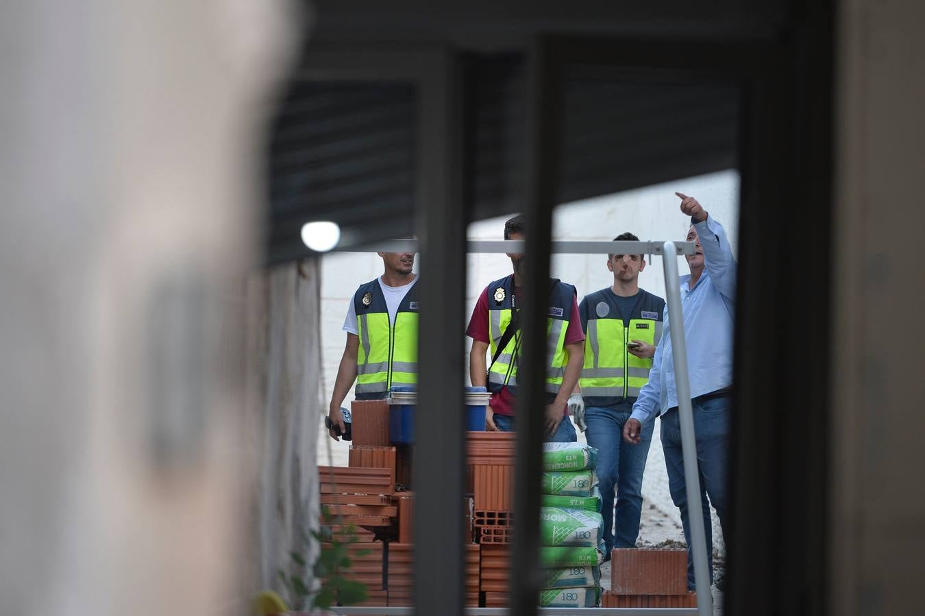 En el registro se detuvo a una persona y se incautaron 20 gramos de hachís, 300 gramos de marihuana, así como útiles para el cultivo de plantas de 'maría'
