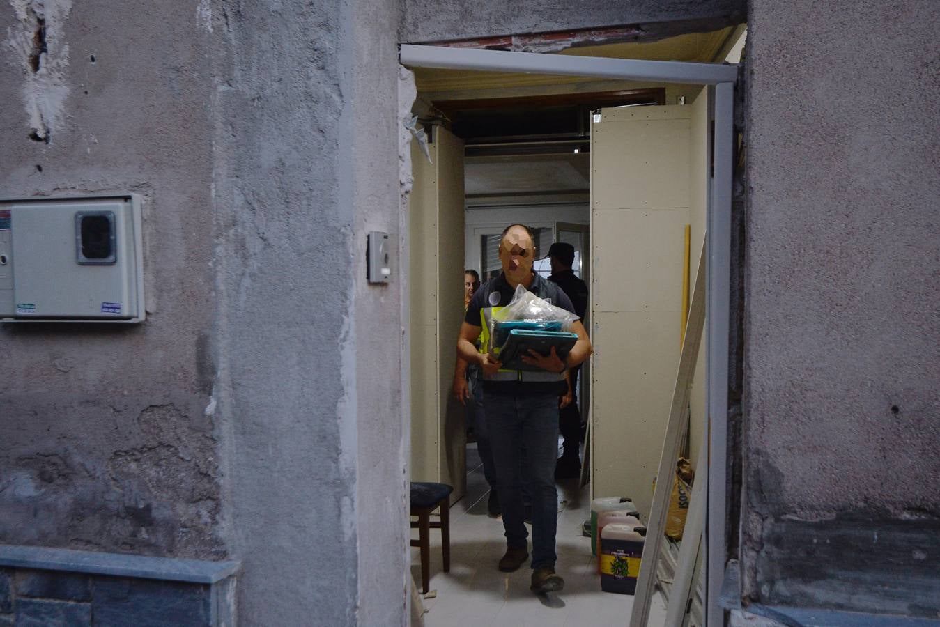 En el registro se detuvo a una persona y se incautaron 20 gramos de hachís, 300 gramos de marihuana, así como útiles para el cultivo de plantas de 'maría'