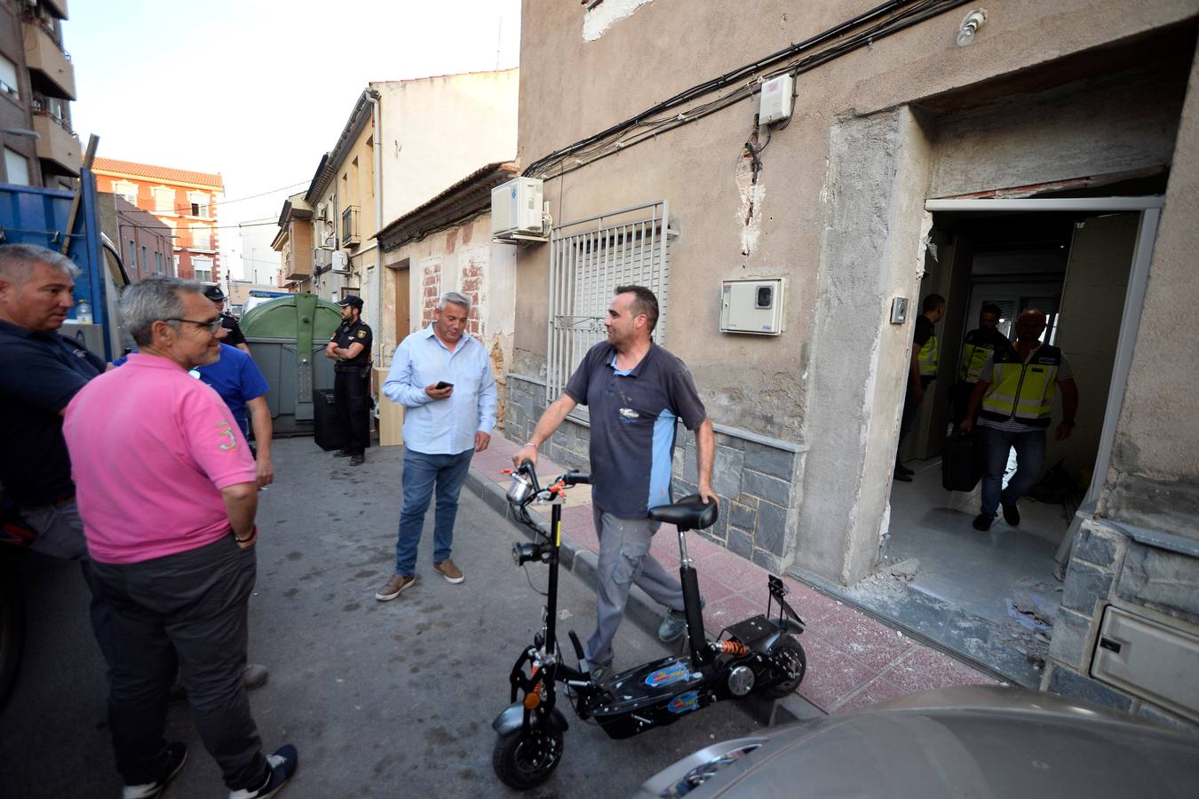 En el registro se detuvo a una persona y se incautaron 20 gramos de hachís, 300 gramos de marihuana, así como útiles para el cultivo de plantas de 'maría'
