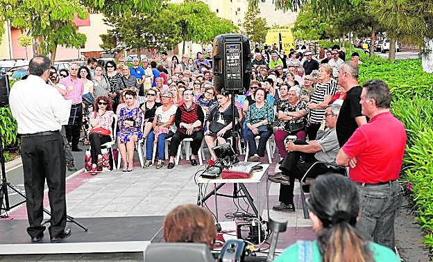 El presidente vecinal, José Antonio García Baños, leyó un manifiesto antes de dar paso a los tangos de 'El Porteño'. 