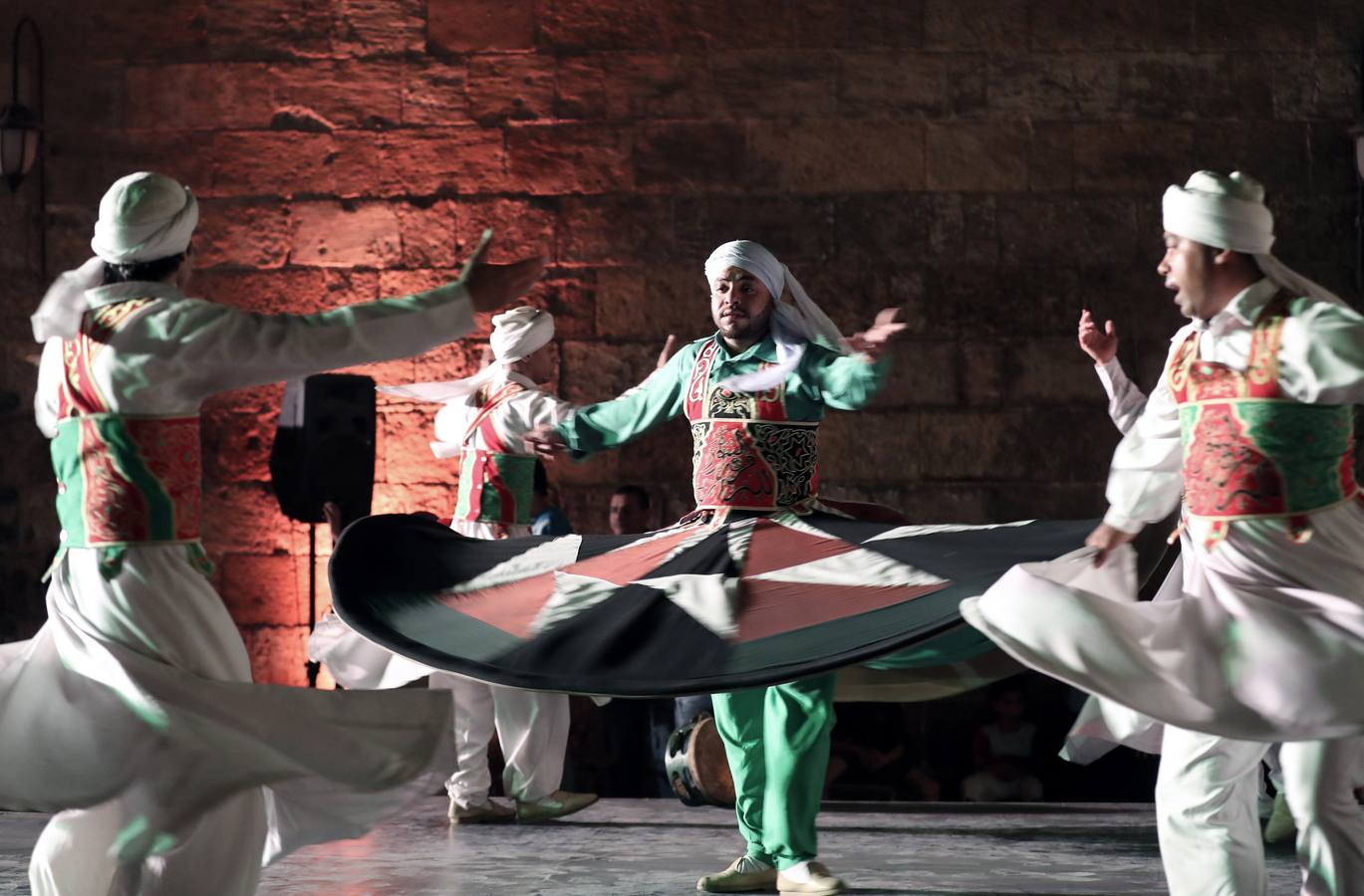Bailarines egipcios hacen girar una falda de tanoura durante el Festival Ramadán en el Palacio de Al Ghoury, en El Cairo. Al Tanoura suele ser bailada por musulmanes sufíes y es una práctica espiritual donde girar y descartar tres faldas representa el movimiento circular del mundo. 