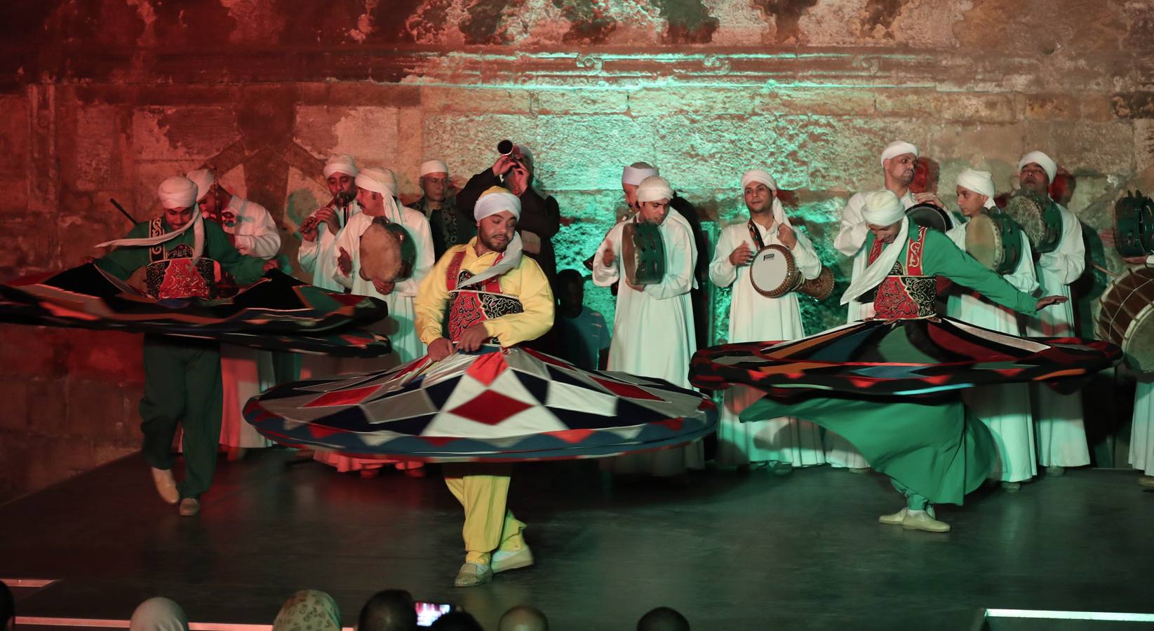 Bailarines egipcios hacen girar una falda de tanoura durante el Festival Ramadán en el Palacio de Al Ghoury, en El Cairo. Al Tanoura suele ser bailada por musulmanes sufíes y es una práctica espiritual donde girar y descartar tres faldas representa el movimiento circular del mundo. 