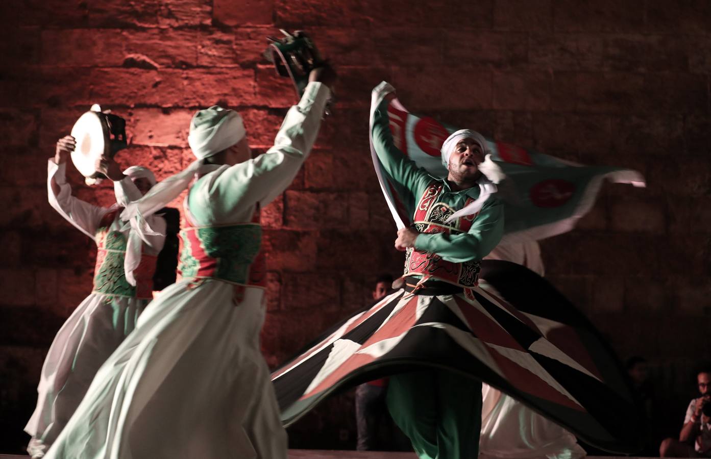 Bailarines egipcios hacen girar una falda de tanoura durante el Festival Ramadán en el Palacio de Al Ghoury, en El Cairo. Al Tanoura suele ser bailada por musulmanes sufíes y es una práctica espiritual donde girar y descartar tres faldas representa el movimiento circular del mundo. 