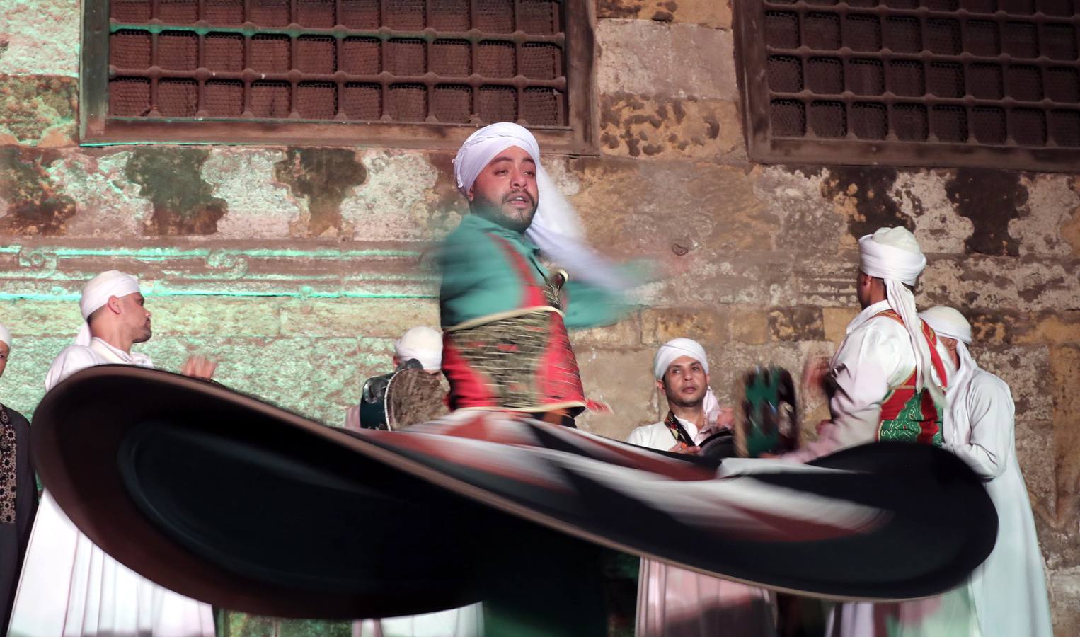Bailarines egipcios hacen girar una falda de tanoura durante el Festival Ramadán en el Palacio de Al Ghoury, en El Cairo. Al Tanoura suele ser bailada por musulmanes sufíes y es una práctica espiritual donde girar y descartar tres faldas representa el movimiento circular del mundo. 