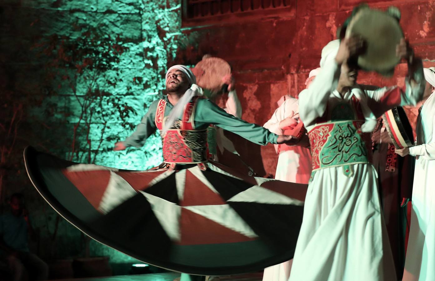 Bailarines egipcios hacen girar una falda de tanoura durante el Festival Ramadán en el Palacio de Al Ghoury, en El Cairo. Al Tanoura suele ser bailada por musulmanes sufíes y es una práctica espiritual donde girar y descartar tres faldas representa el movimiento circular del mundo. 