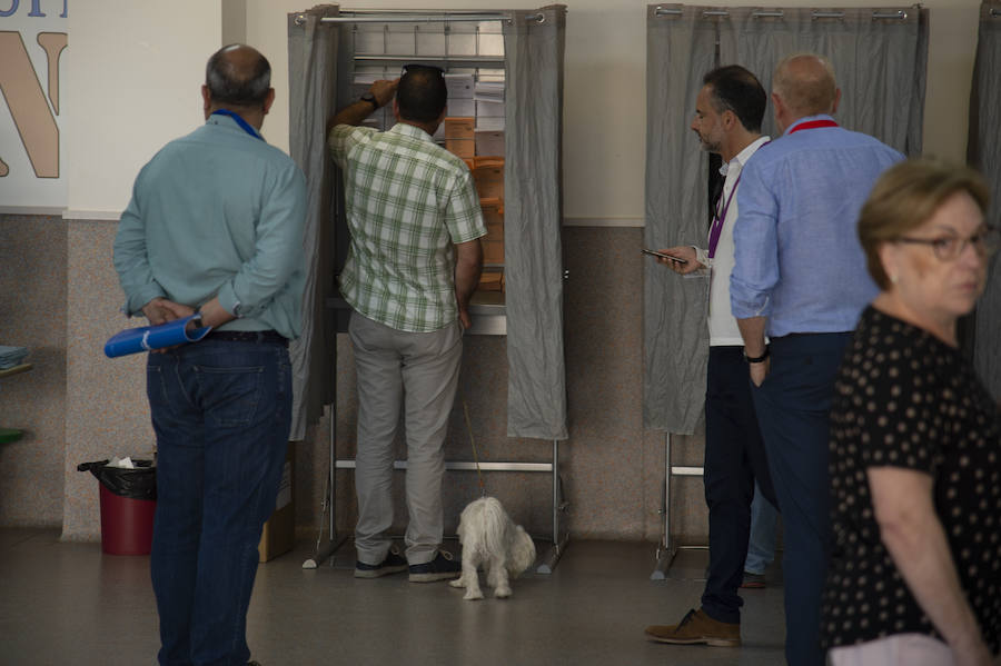 Todas las mesas electorales de la ciudad portuaria han abierto sin incidencias