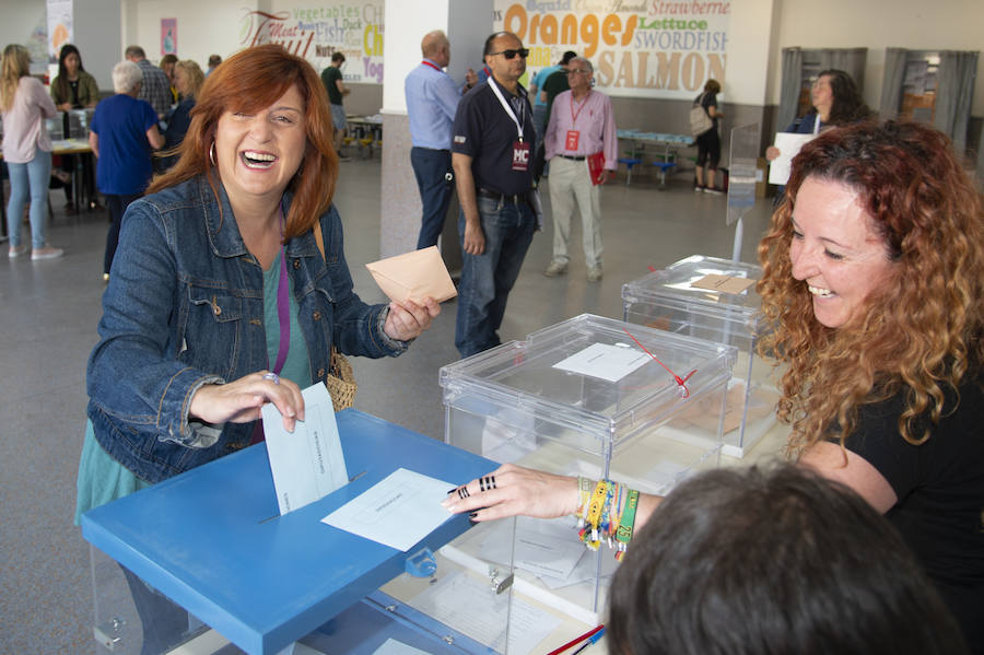 Todas las mesas electorales de la ciudad portuaria han abierto sin incidencias