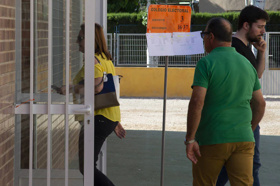 Todas las mesas electorales de la ciudad portuaria han abierto sin incidencias