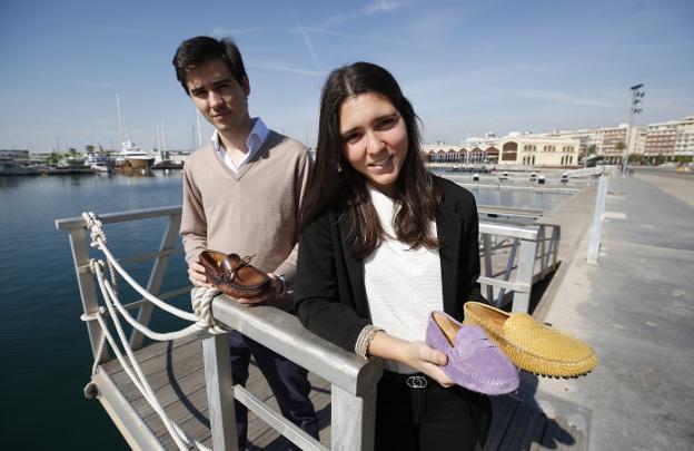 Pablo Gómez-Lechón y Victoria Falomir muestran varios modelos de sus zapatos en la Marina de Valencia. 