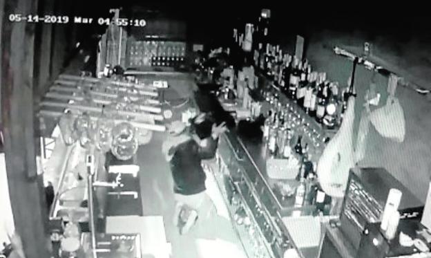 Un ladrón se apodera de la caja registradora en el bar Bartolo. 