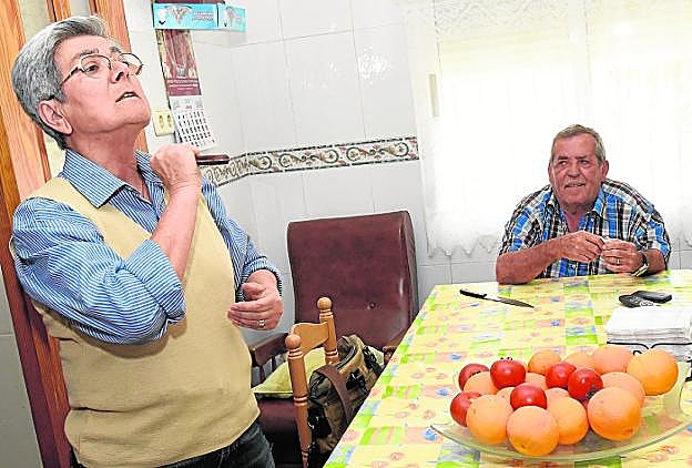 Isabel reproduce cómo le amenazó con el cuchillo un ladrón en su casa de Lobosillo. 
