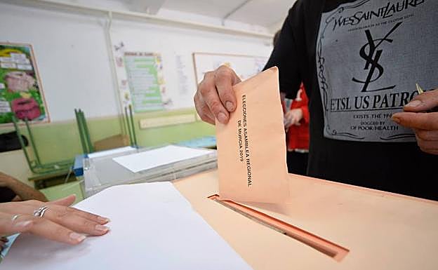 Un hombre vota en un colegio electoral.