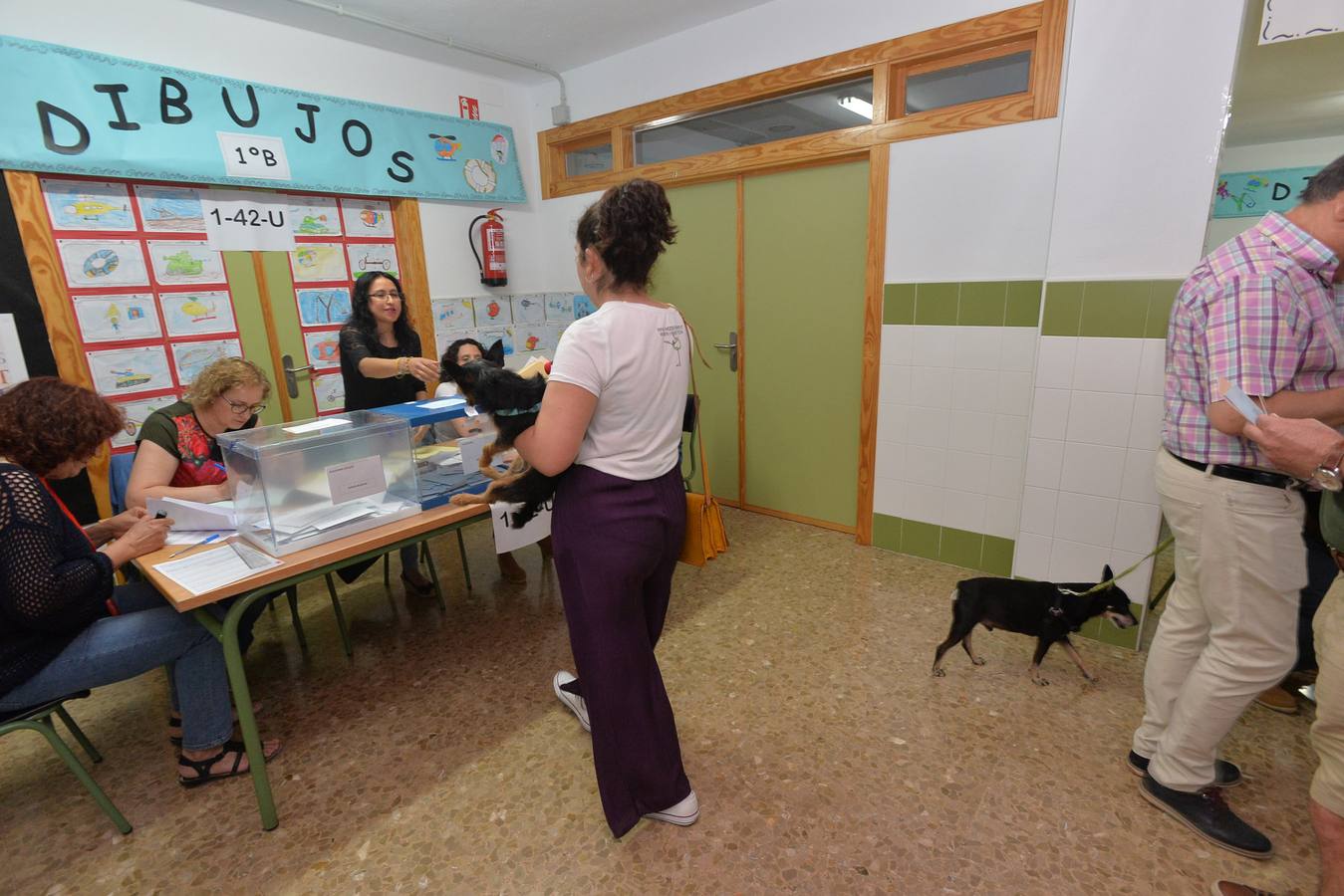 Fernando López Miras ejerce su derecho al voto en Lorca junto a resto de vecinos.