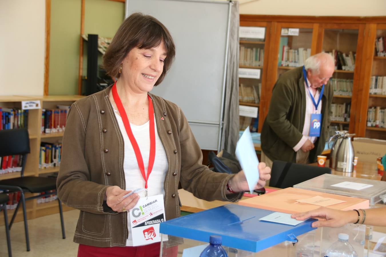 Ana López, candidata de IU-Verdes en Jumilla, vota en el IES Arzobispo Lozano.