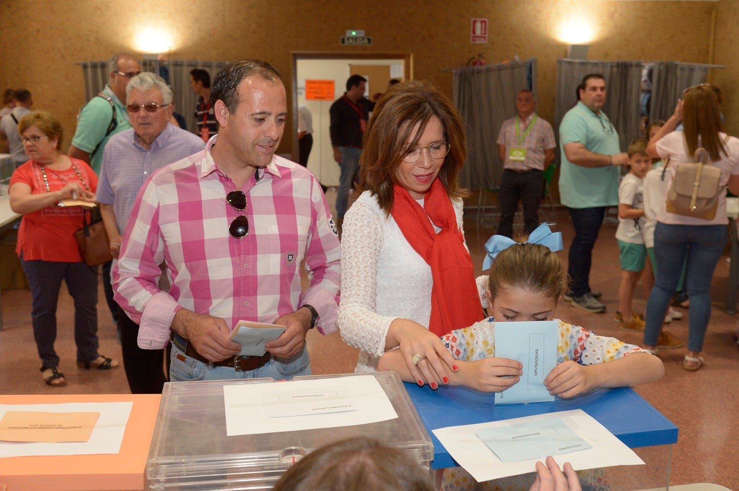 Ana Belén Castejón, candidata del PSOE a la alcaldía de Cartagena, ha votado en el Centro Cívico de Pozo Estrecho. Ha acudido al colegio acompañada de su familia 