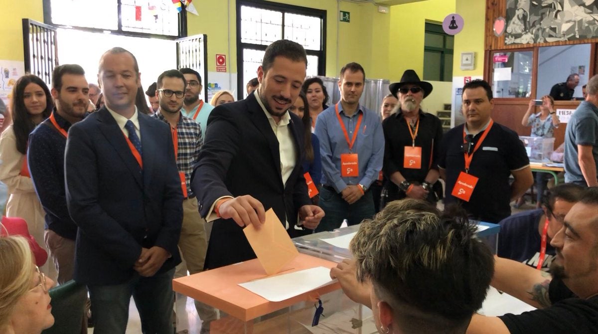 Francisco Morales, candidato de Ciudadanos a la Alcaldía de Lorca, ejerce su voto en el IES Ibáñez Martín.