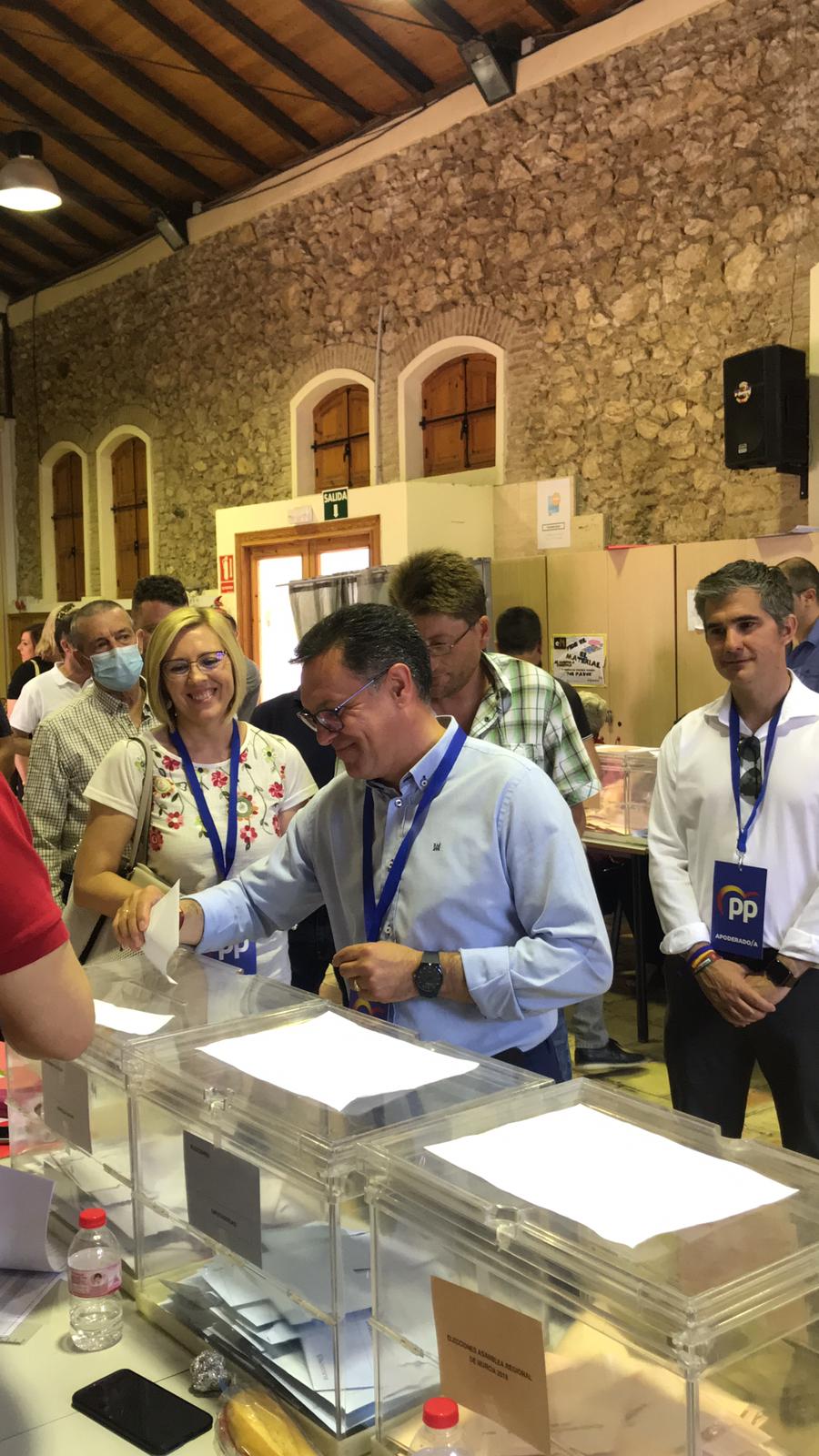 El candidato del PP a la alcaldía de Mula, Francisco Pastor, acompañado por el consejero de agricultura, Miguel Ángel Del Amor, votaba en una de las mesas del centro joven de Mula.