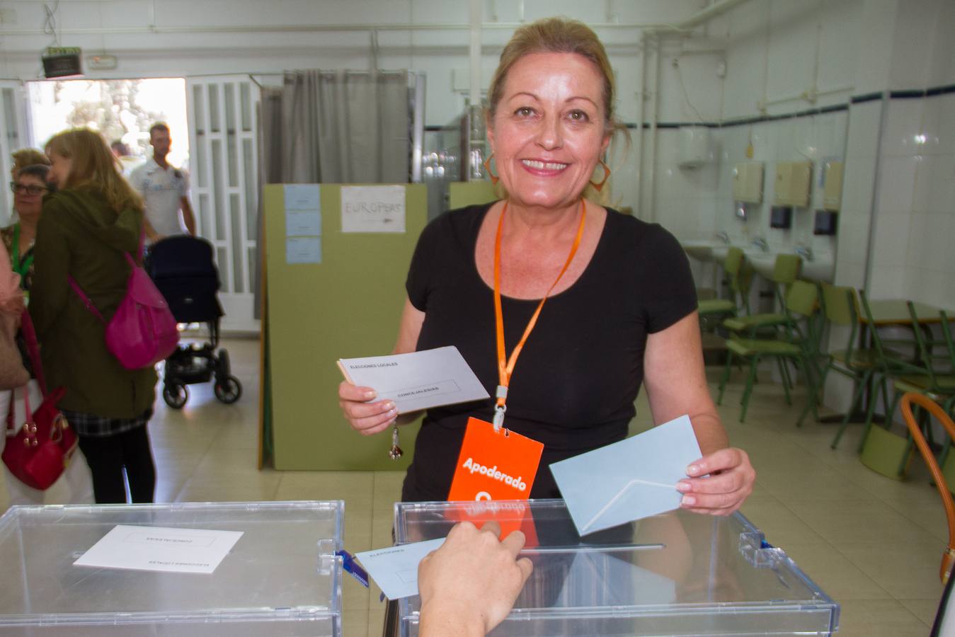 Marisol Vivancos, candidata de Ciudadanos en Mazarrón, ejerce su derecho al voto.