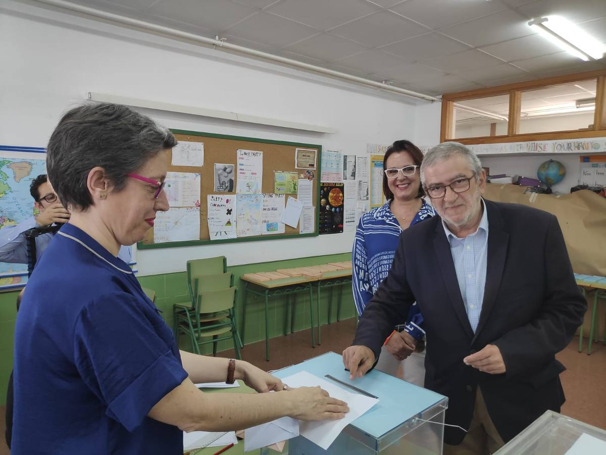 Alberto Castillo, candidato número 4 de Ciudadanos a la Asamblea Regional ejerce su derecho al voto en el colegio La Arboleda de Santiago y Zaraiche.