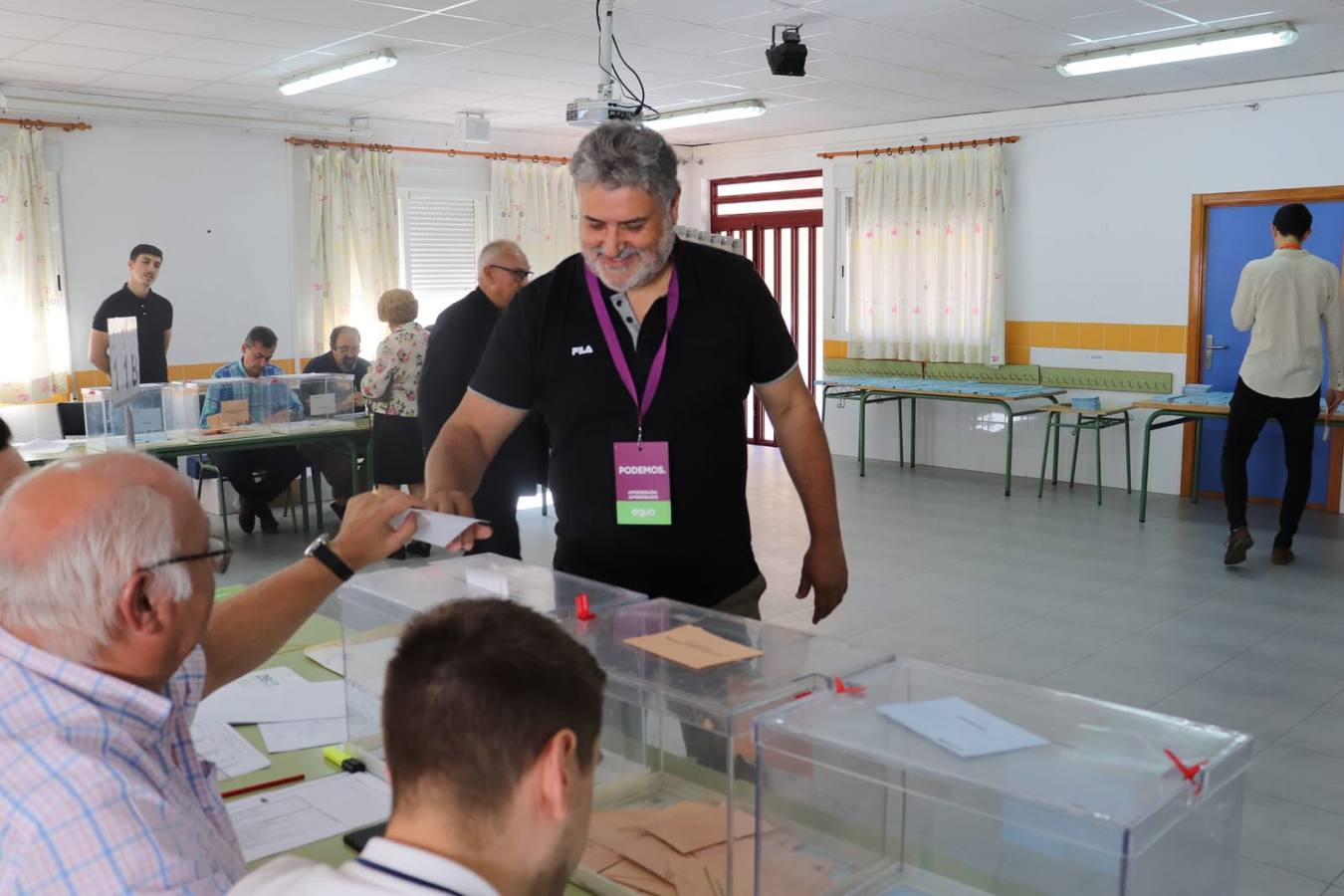 Mariano Vicente, cabeza de lista de Podemos Equo a la alcaldía de Molina, votando a las diez de la mañana en el colegio Cervantes, en el barrio de San Roque