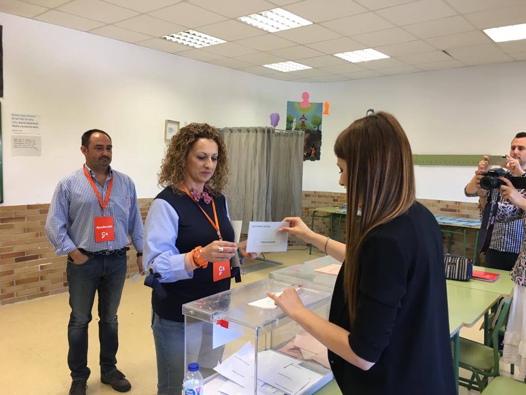 María Dolores García, candidata de Ciudadanos a la Alcaldía de Molina de Segura ha votado en el IES Eduardo Linares de esta localidad