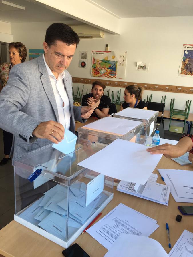 Juan José Molina, candidato número 2 de Ciudadanos a la Asamblea Regional ejerce su derecho al voto en el colegio de El Siscar.