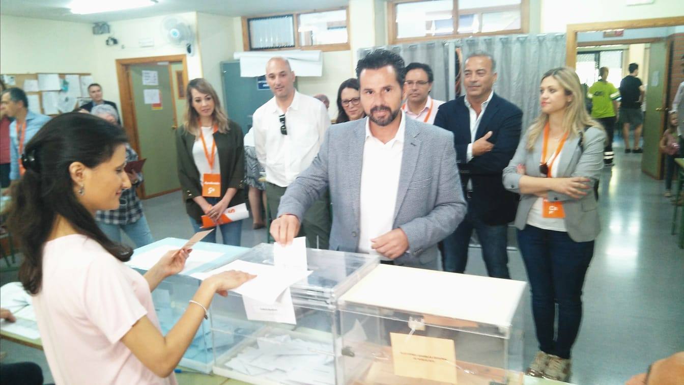 Mario Gómez, candidato de Ciudadanos a la Alcaldía de Murcia ha votado en el IES Juan Carlos I