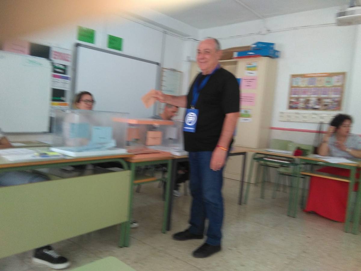 El candidato a la alcaldía de Campos del Río, Manuel García, votó al medio día, en el colegio San Juan Bautista, de Campos.