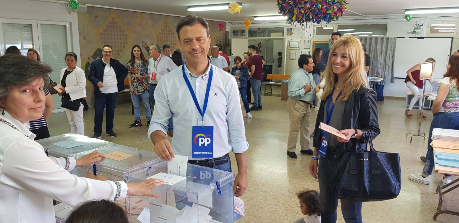 El candidato del Partido Popular a la alcaldía de Yecla, Marcos Ortuño, ha ejercido su derecho al voto junto a su mujer y sus dos hijas.