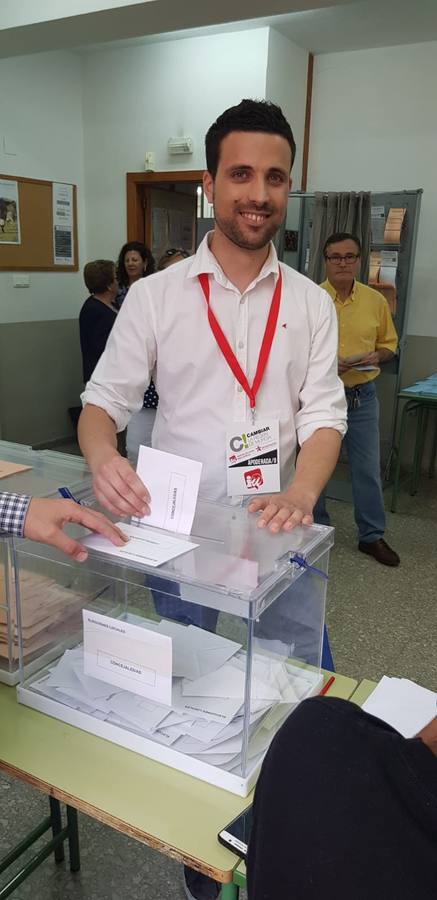 El candidato de Izquierda Unida-Verdes a la alcaldía de Yecla, Alberto Martínez ha votado esta mañana un colegio electoral en el centro del municipio.