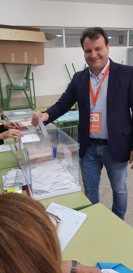 El candidato de Ciudadanos a la alcaldía de Yecla, Antonio Puche, ha sido el último en depositar su voto de los cuatro aspirantes a dirigir el ayuntamiento de Yecla
