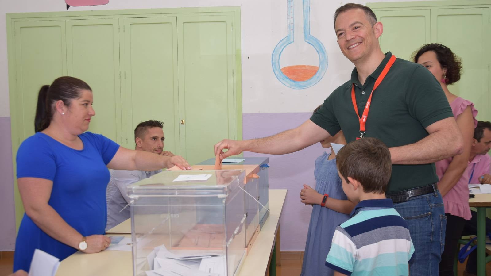 Jesús Gómez Montiel, candidato del PSOE en Abarán votó en el colegio San Pablo a las 11,30 horas