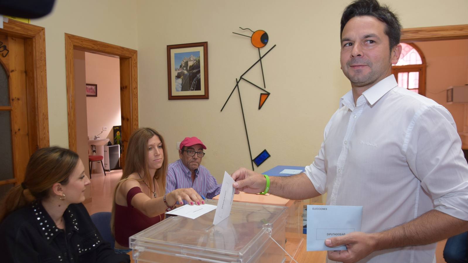 José Rafael Palazón Carrasco, candidato de Vox en Abarán, votó en el Centro Social de la barriada Virgen del Oro a las 10,45 horas