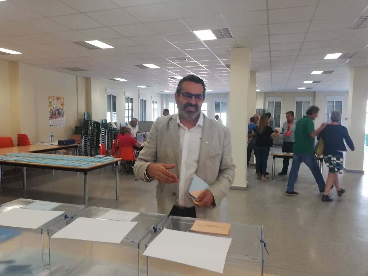 Pedro Martínez, candidato de IU-Verdes en Molina, ha depositado su papeleta en el colegio Los Olivos a las 10.30 