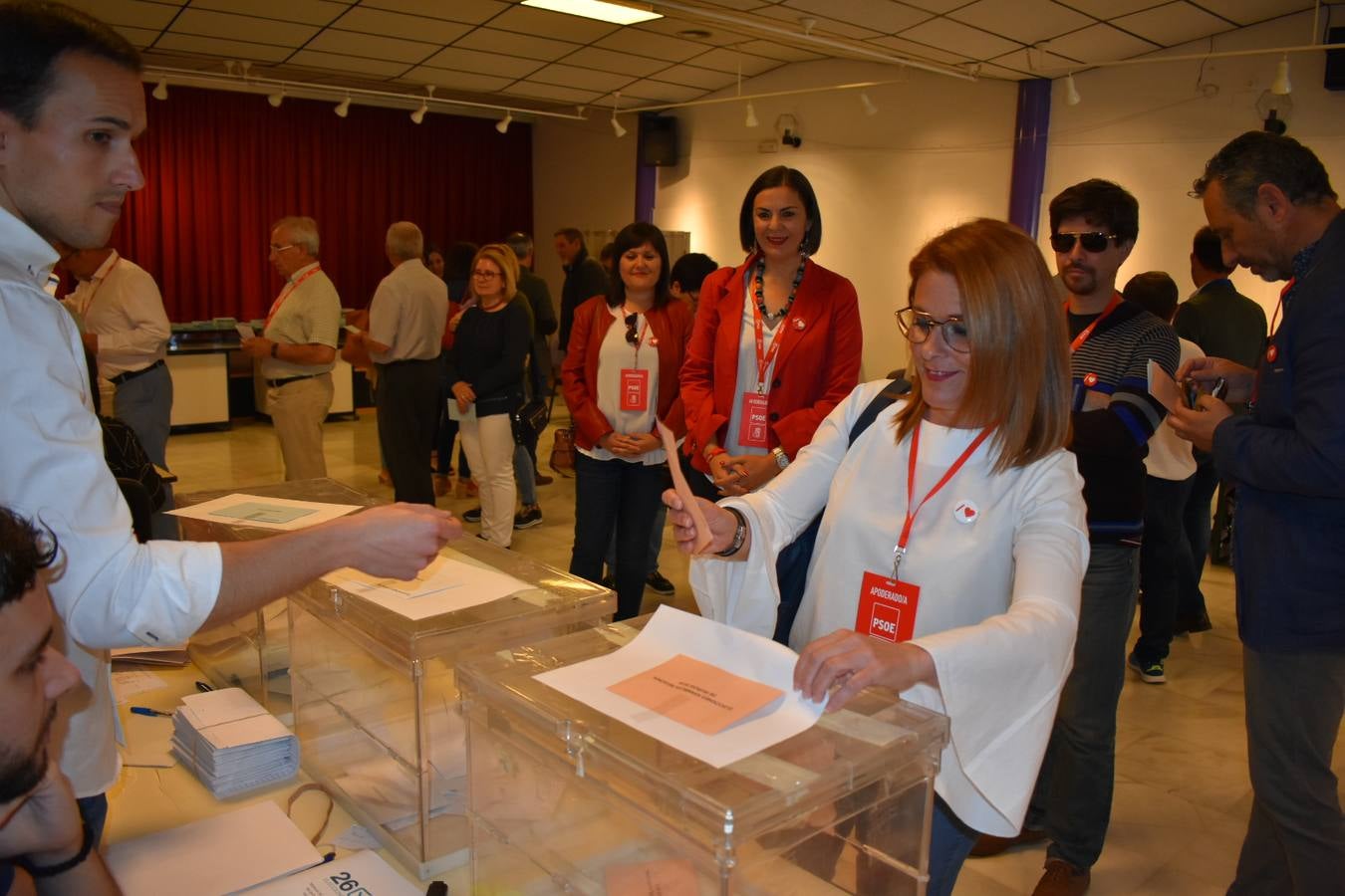 Consa Martínez Muñoz, número 16 en las listas del PSOE a la Asamblea Regional, ha ejercido su derecho a voto en Caravaca de la Cruz.
