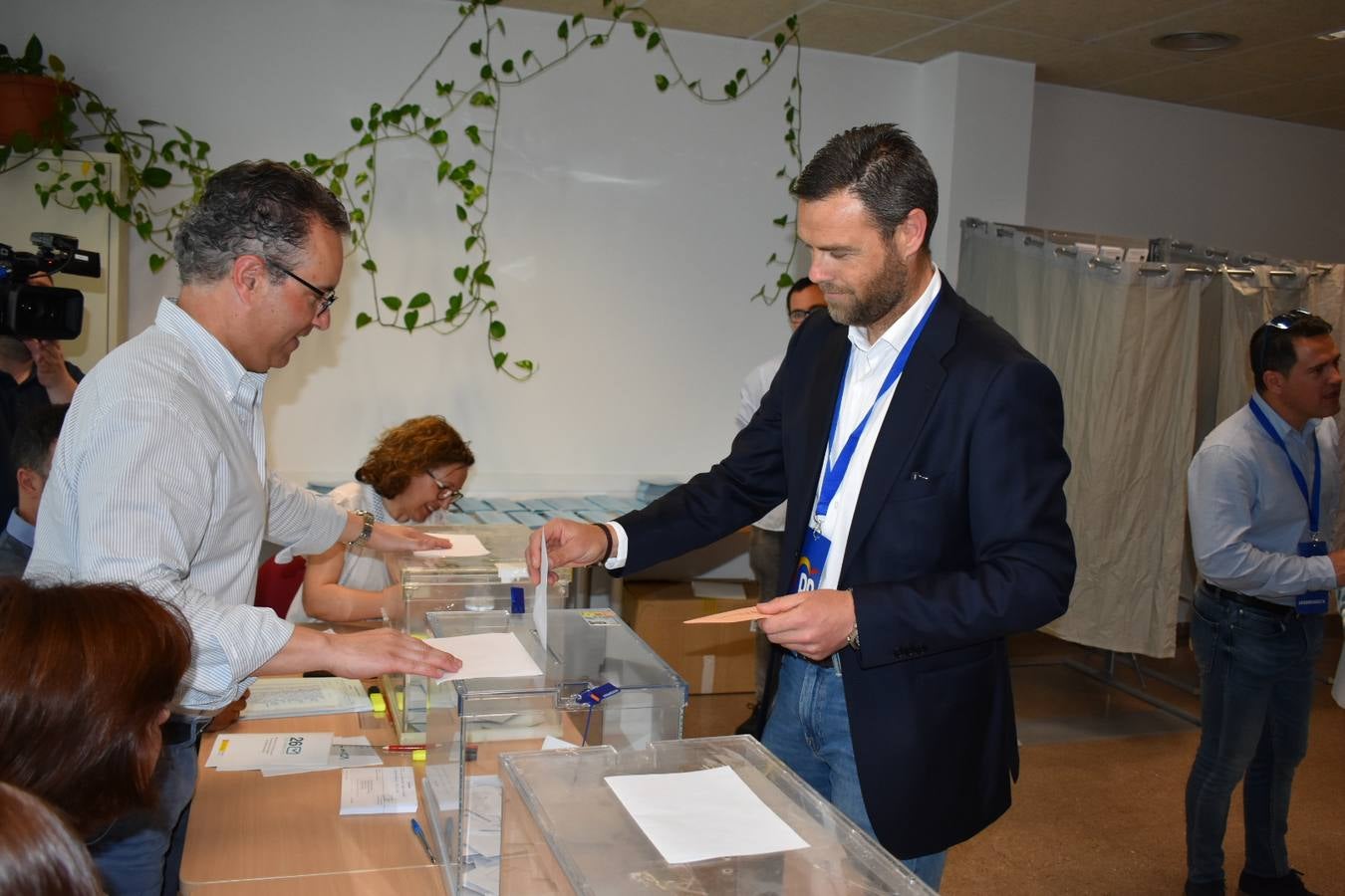 José Francisco García, candidato del PP en Caravaca, ejerce su derecho al voto.
