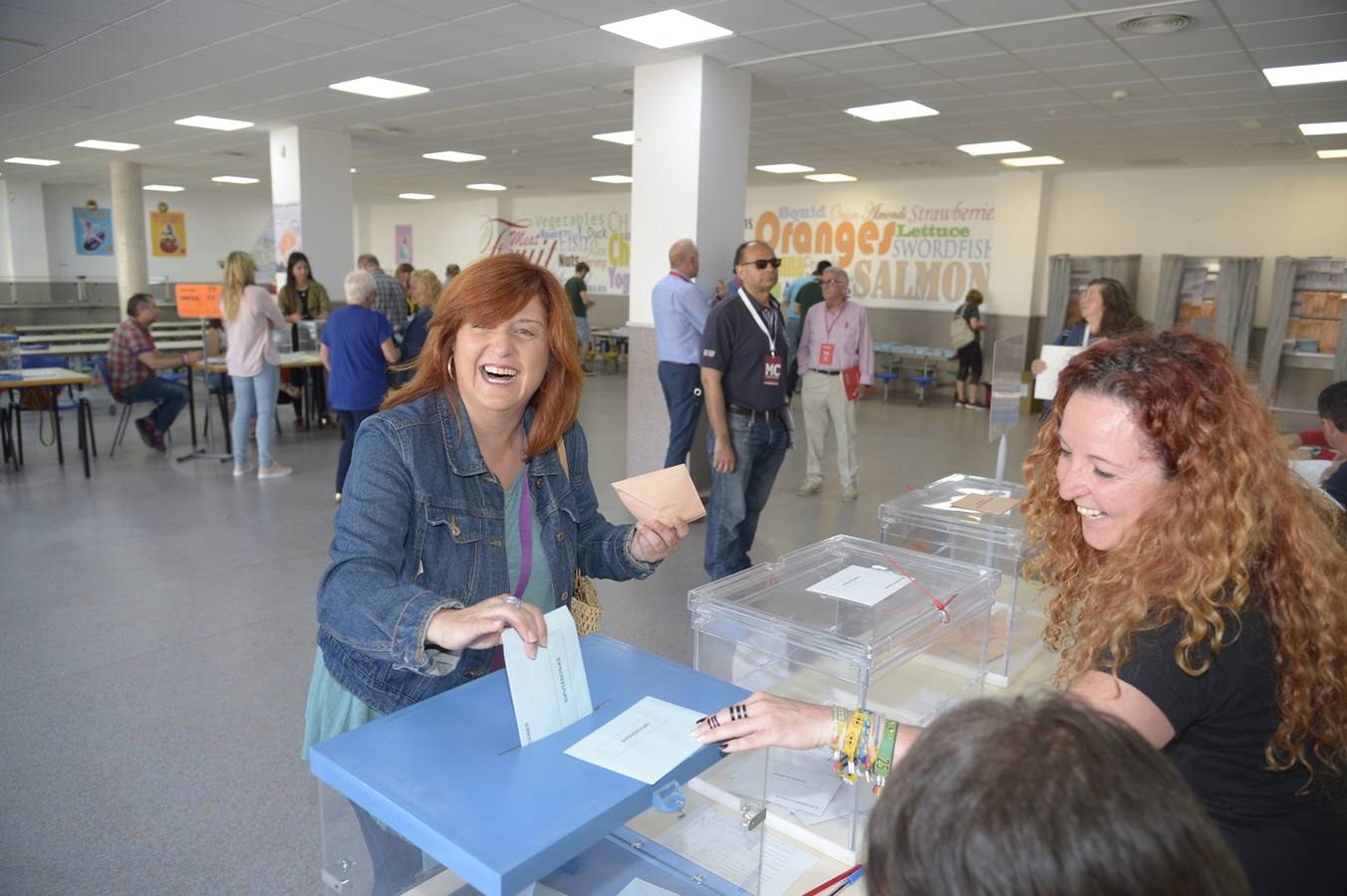 Pilar Marcos, la candidata de Unidas Podemos - IU-Verdes - Equo ejerce su derecho a voto en Cartagena.