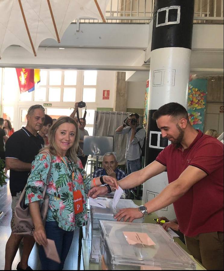 Donosa Bustamante, cabeza de lista de Cs Águilas, ejerce su derecho al voto.