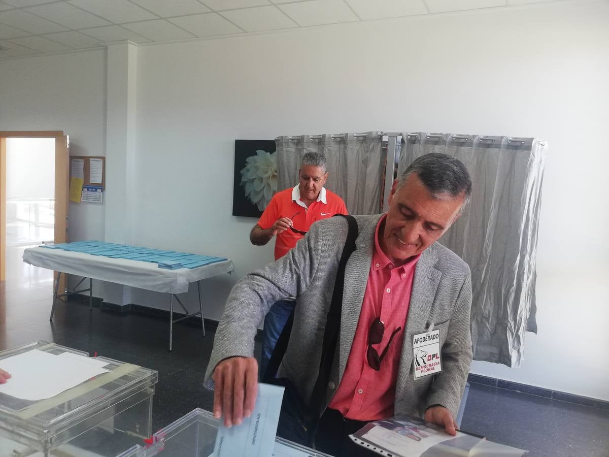 El candidato a la alcaldía por Democracia Plural, y también candidato a la Asamblea Regional, ha votado en el centro de usos múltiples de La Alcayna.