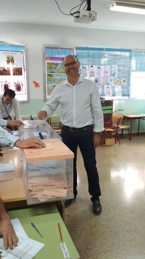 El Alcalde de Pliego y candidato a la alcaldía por el PSOE, Pedro Noguera, ha votado en el colegio Pascual Martínez Abellan.