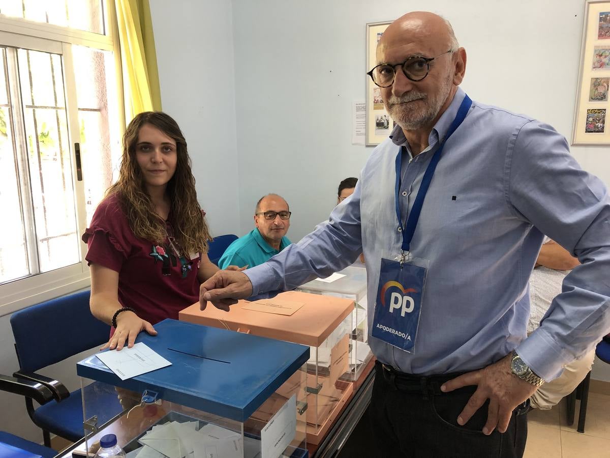 A las 10:40 ha votado el candidato de PP de Alhama, Luis Franco, en la Casa de Cultura.