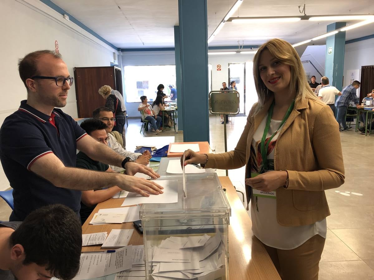 Carolina Martínez, de VOX, ha depositado su voto en la Casa de Cultura de Alhama.