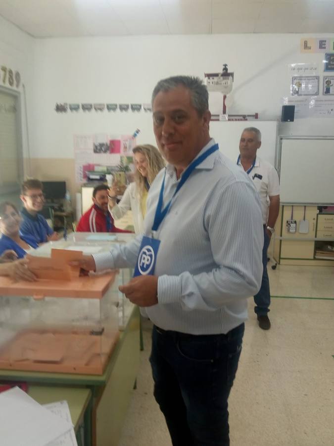 El candidato del partido popular a la alcaldía de Pliego, Antonio Huescar, votando en el colegio Pascual Martínez Abellan, de Pliego.