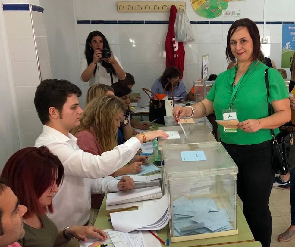 Yolanda Vivancos, cabeza de lista de CCD de Mazarrón, ejerce su derecho al voto.
