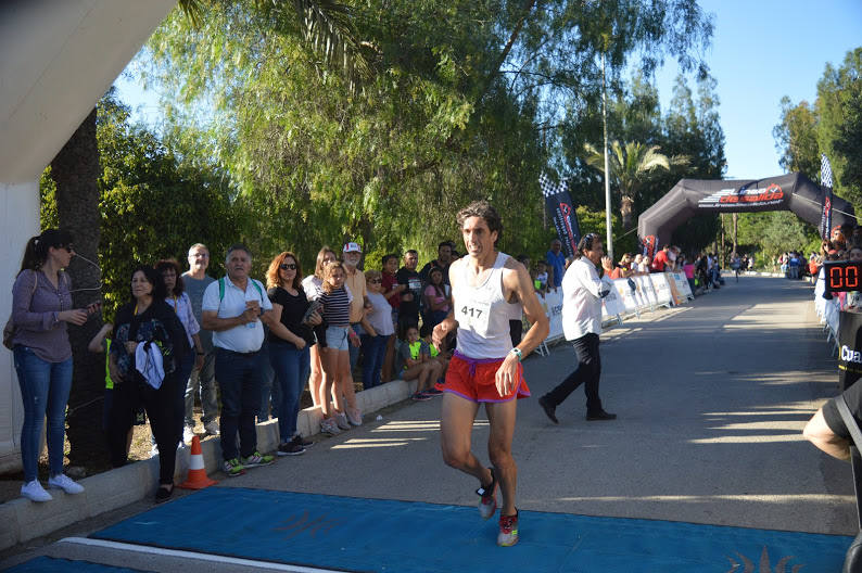 El corredor del Alumbres Sport vence con un tiempo de 20:12 minutos, mientras que la ganadora femenina completó el recorrido en 29:37