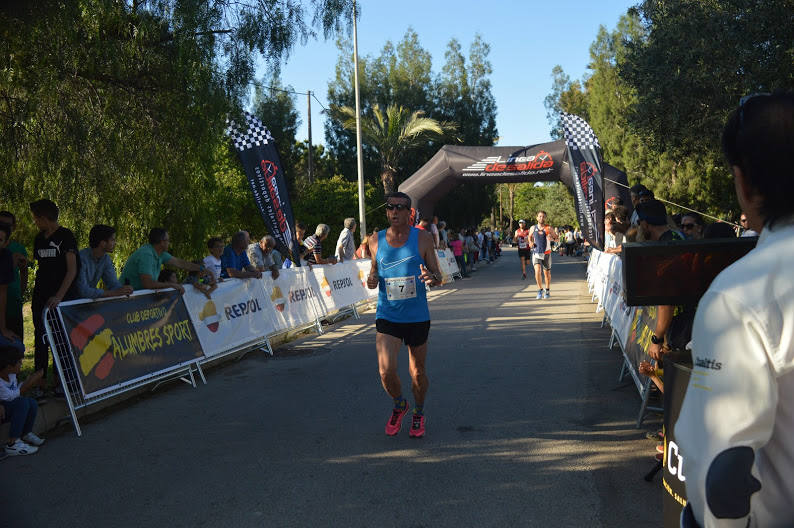 El corredor del Alumbres Sport vence con un tiempo de 20:12 minutos, mientras que la ganadora femenina completó el recorrido en 29:37