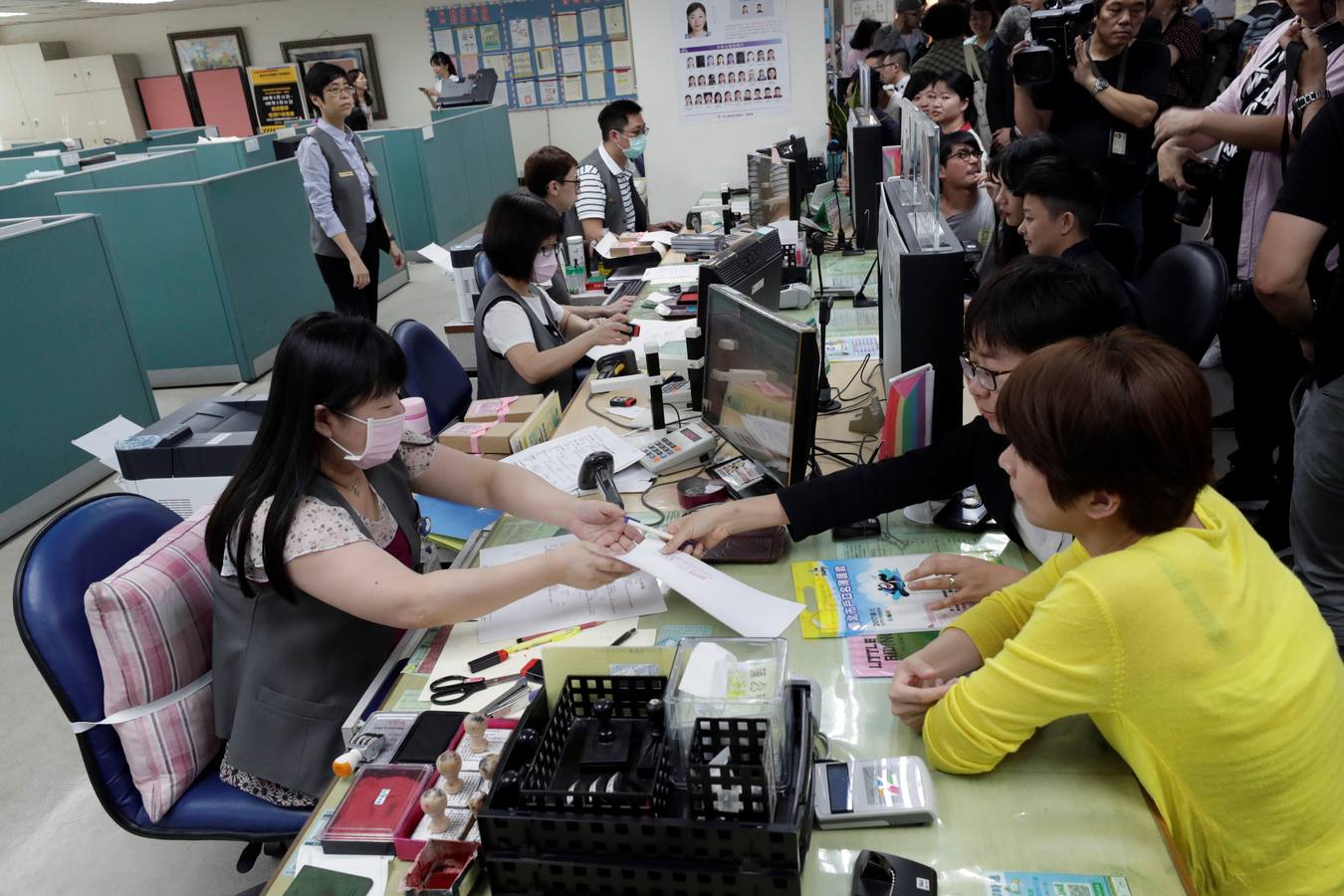 Cientos de parejas se casan durante el primer día del registro civil para matrimonios del mismo sexo en Taipei (Taiwán). Taiwán se convirtió en el primer país asiático en legalizar el matrimonio entre personas del mismo sexo. 